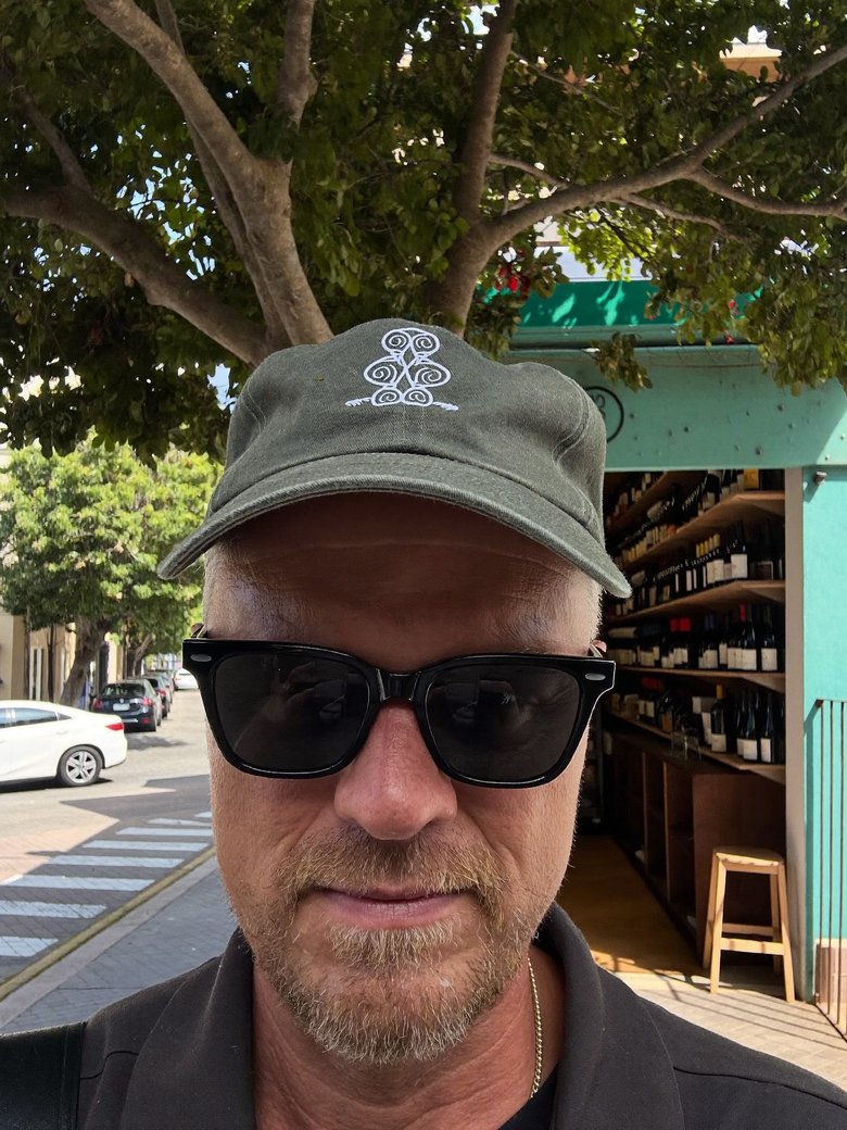 Foto con lentes de sol y gorro