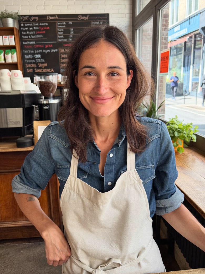 Ejemplo de foto correcta: la dueña de una cafetería de frente, de la cintura hacia arriba, con luz en la cara